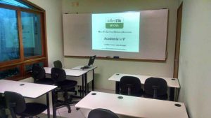 Sala com projetor e Quadro